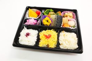 三色ごはん弁当（冬）　770円（税込831.6円）