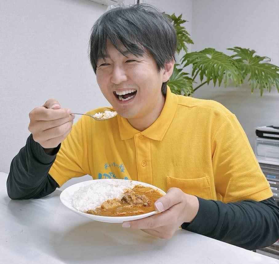 カレーを食べる松浦宏明