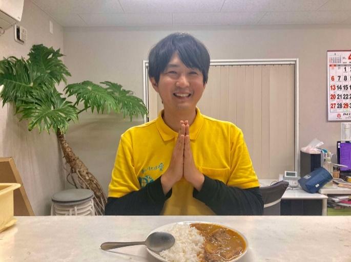 カレーを食べる松浦宏明